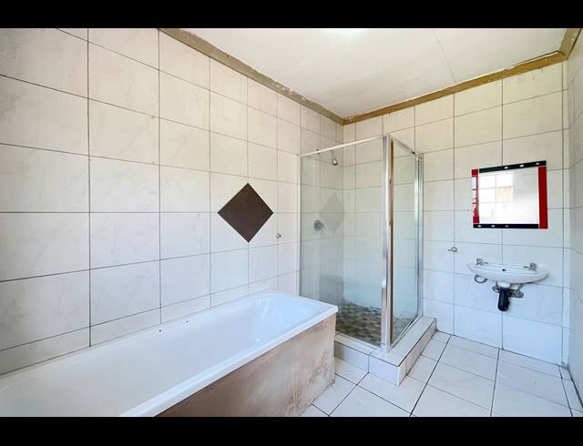 6 BEDROOM HOUSE FOR SALE IN PRESIDENT PARK